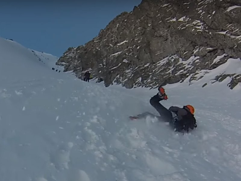 Kobietę uratował czekan, raki i posiadane umiejętności. Bez tego zsunęłaby się w przepaść.
