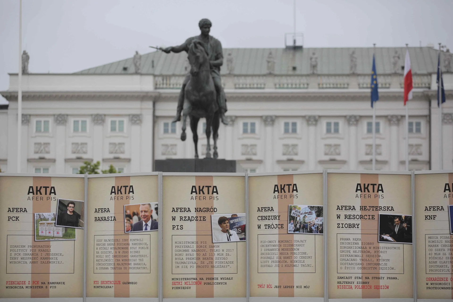 W Warszawie pod Pałacem Prezydenckim stanęła wystawa "100 afer PiS".