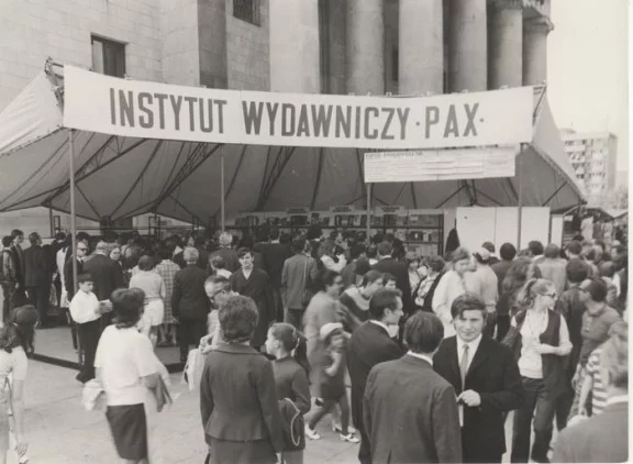 Stoisko Instytutu Wydawniczego PAX, Warszawa, 1969 rok.