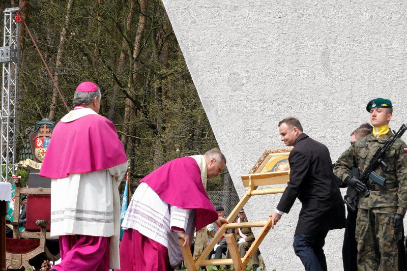Andrzej Duda ratuje święty obraz.