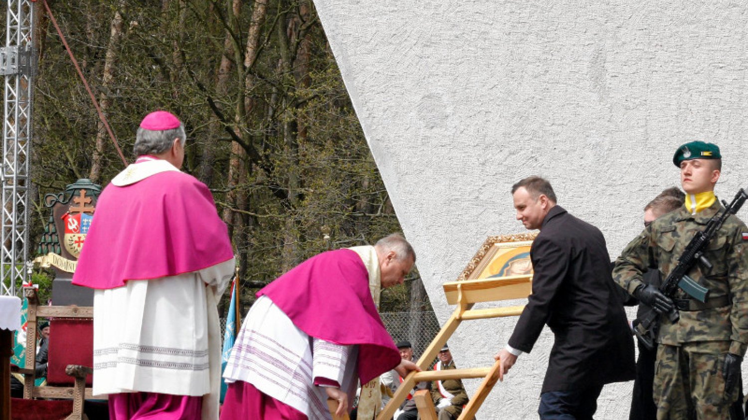 Andrzej Duda ratuje święty obraz.