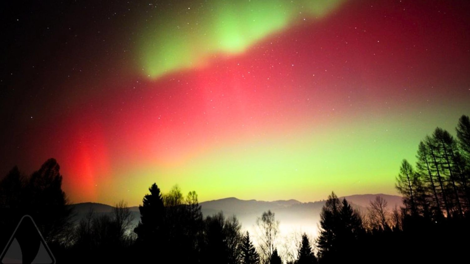 Zorza polarna rozlała się nad całym krajem Takiej zorzy nad Polską jeszcze nie było. Niebo zrobiło się zielono-fioletowe.