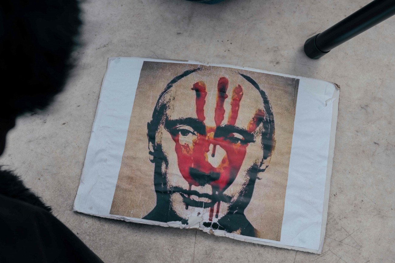 Artur Dmitriev ukarany za plakat antywojenny. Był na nim cytat Putina.