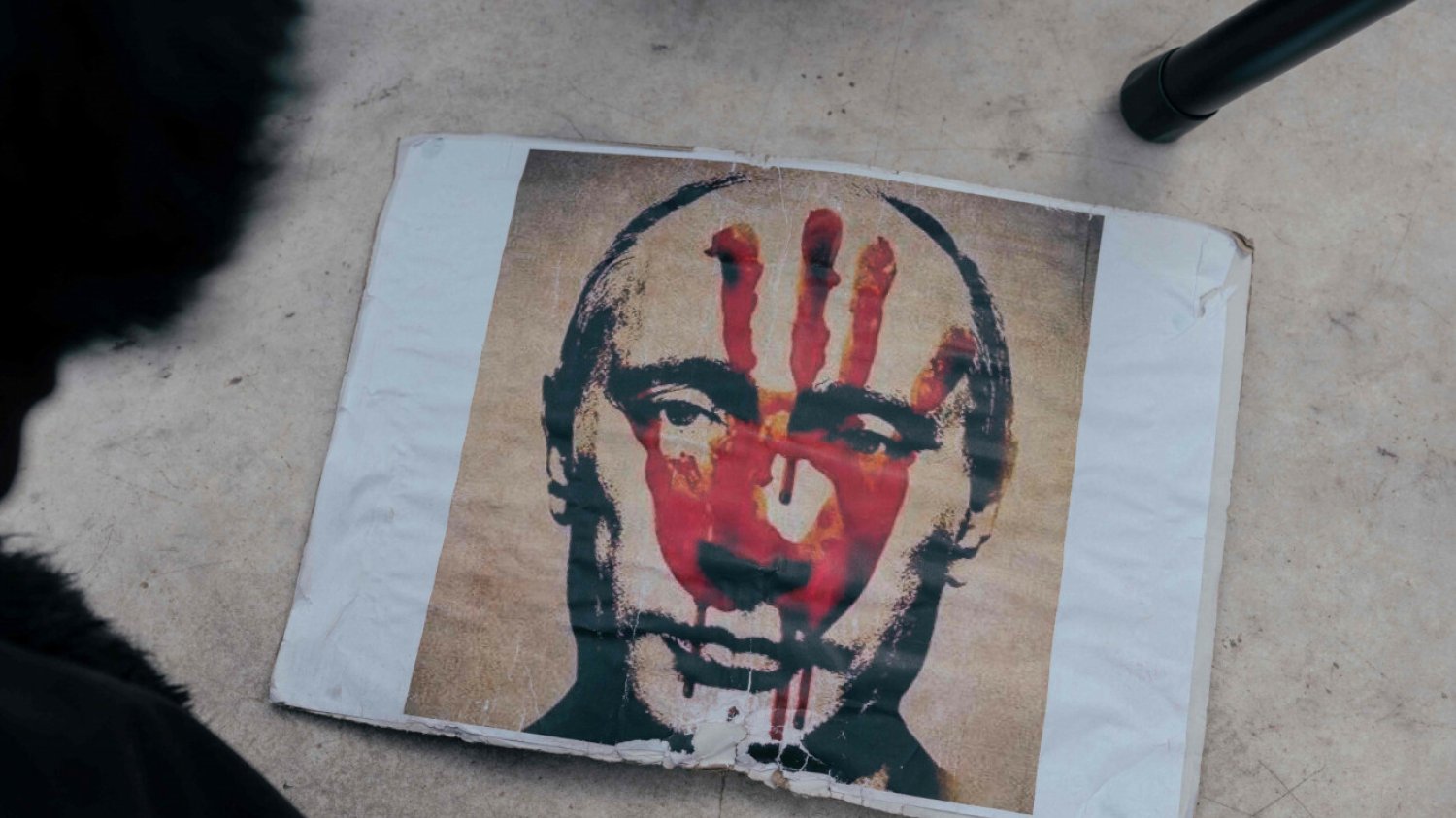 Artur Dmitriev ukarany za plakat antywojenny. Był na nim cytat Putina.