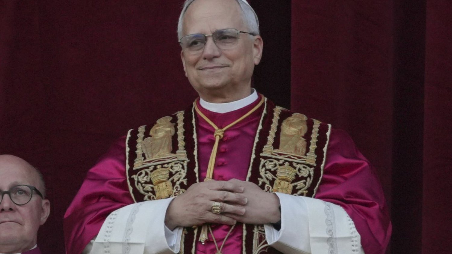 Dwóch papieży w jednym kadrze. To niezwykłe zdjęcie obiegło sieć. Leon XIV jako młody ksiądz z Janem Pawłem II. Pokazano wyjątkowe zdjęcie.