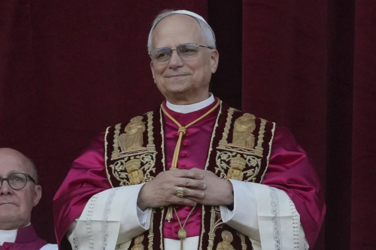 Leon XIV jako młody ksiądz z Janem Pawłem II. Pokazano wyjątkowe zdjęcie.