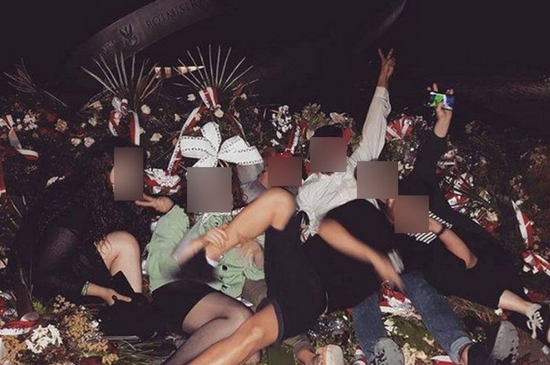 Zdjęcie młodych ludzi pod pomnikiem Rotmistrza Pileckiego może budzić kontrowersje.