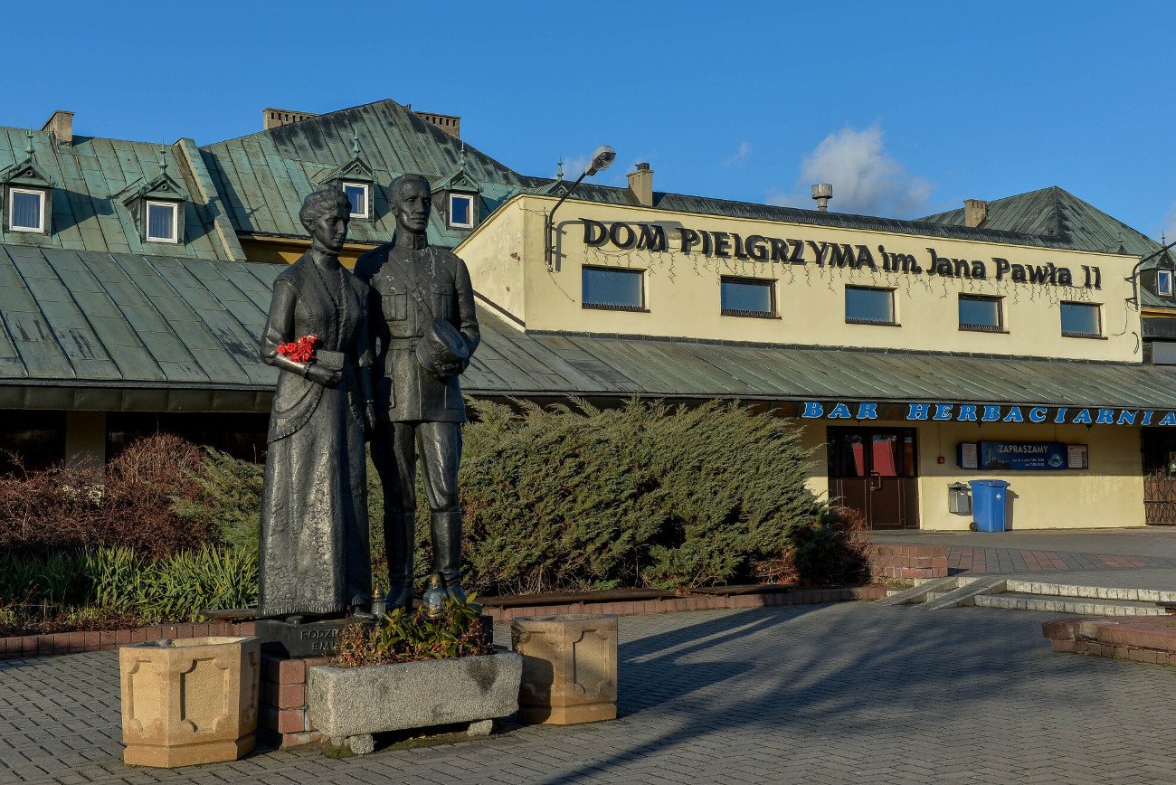 Pomnik Emilii i Karola Wojtyłów - rodziców papieża Jana Pawła II przed Domem Pielgrzyma na Jasnej Górze