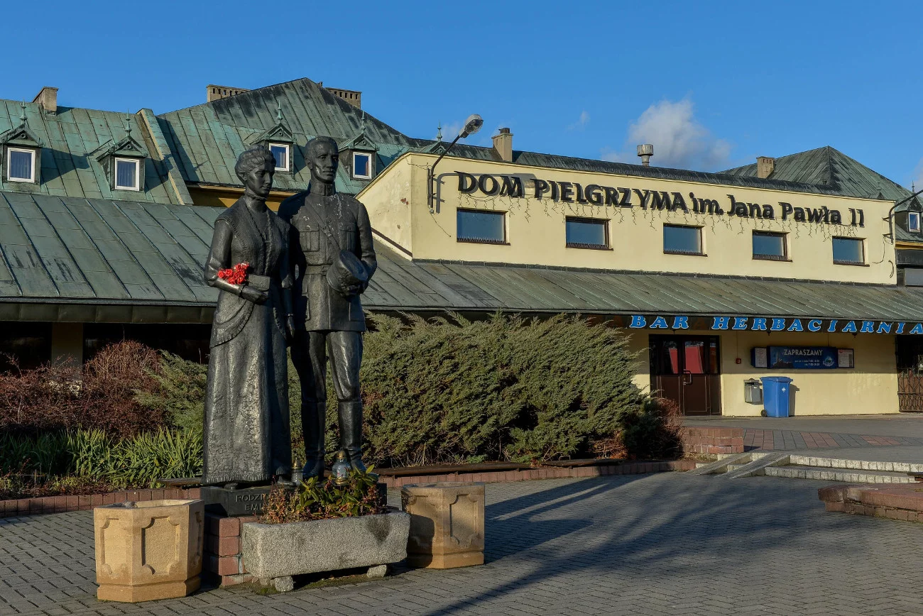 Pomnik Emilii i Karola Wojtyłów - rodziców papieża Jana Pawła II przed Domem Pielgrzyma na Jasnej Górze
