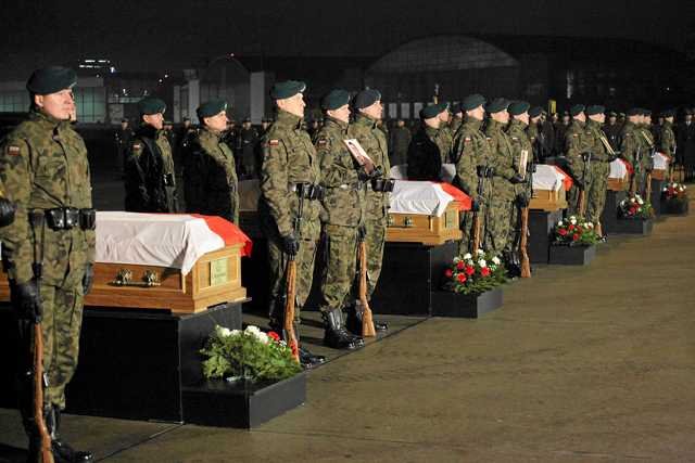 Ceremonia powitania ciał pięciu żołnierzy, którzy zginęli w Afganistanie w wybuchu miny-pułapki