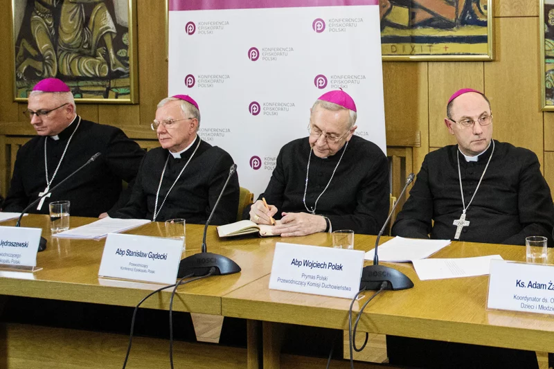 Episkopat przedstawił raport dotyczący skali pedofilii w polskim Kościele. Dane statystyczne, choć niepełne, budzą przerażenie.