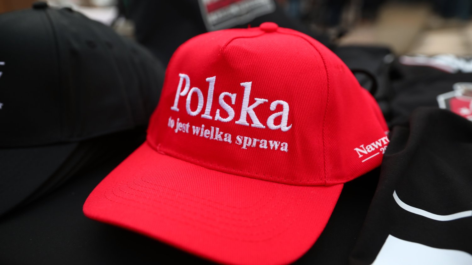 Czapka na wiecu poparcia dla Karola Nawrockiego