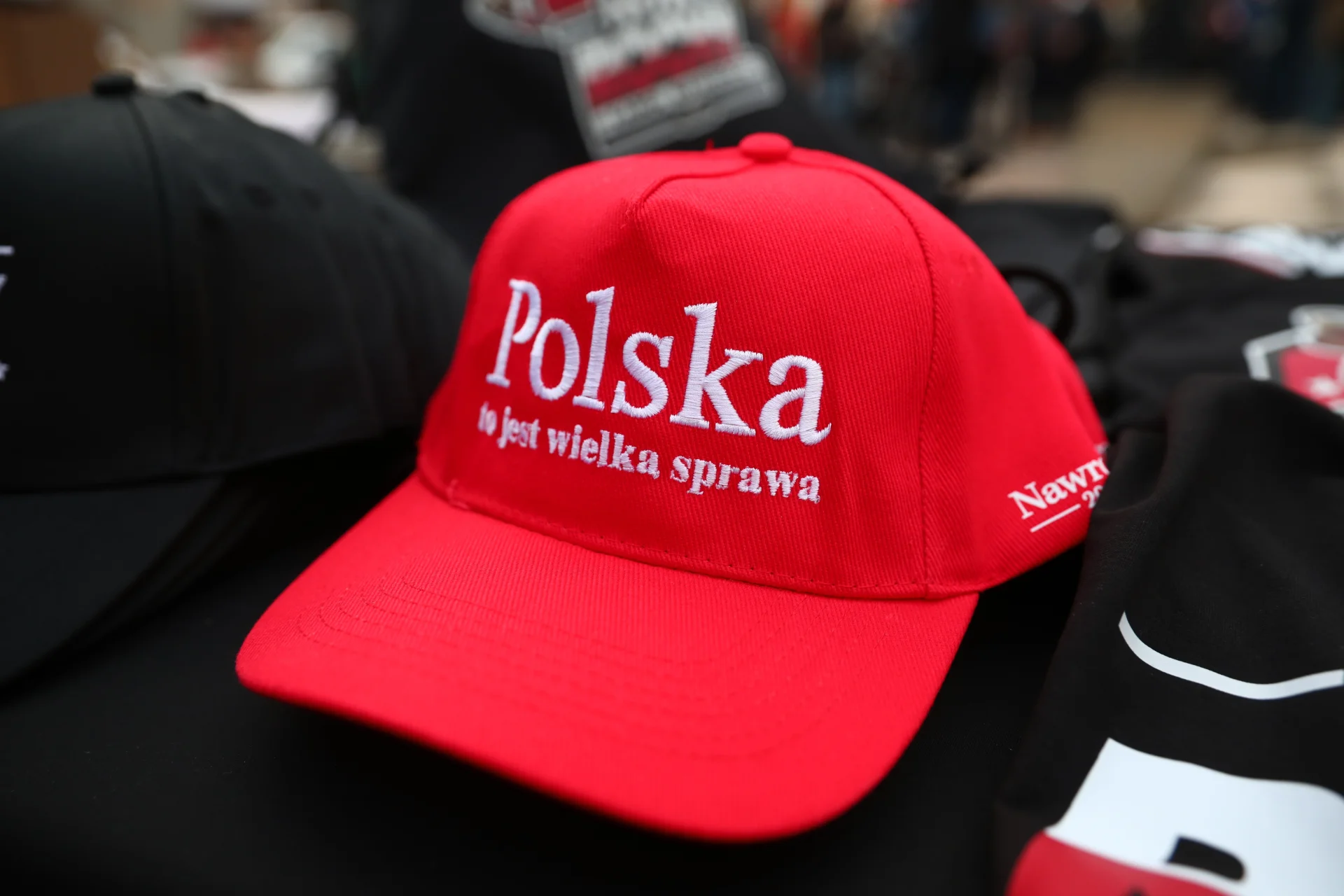 Czapka na wiecu poparcia dla Karola Nawrockiego