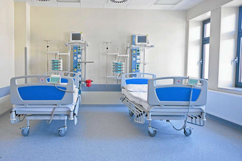 Dyrektorzy szpitali często zarabiają więcej, niż ministrowie, a nawet premier