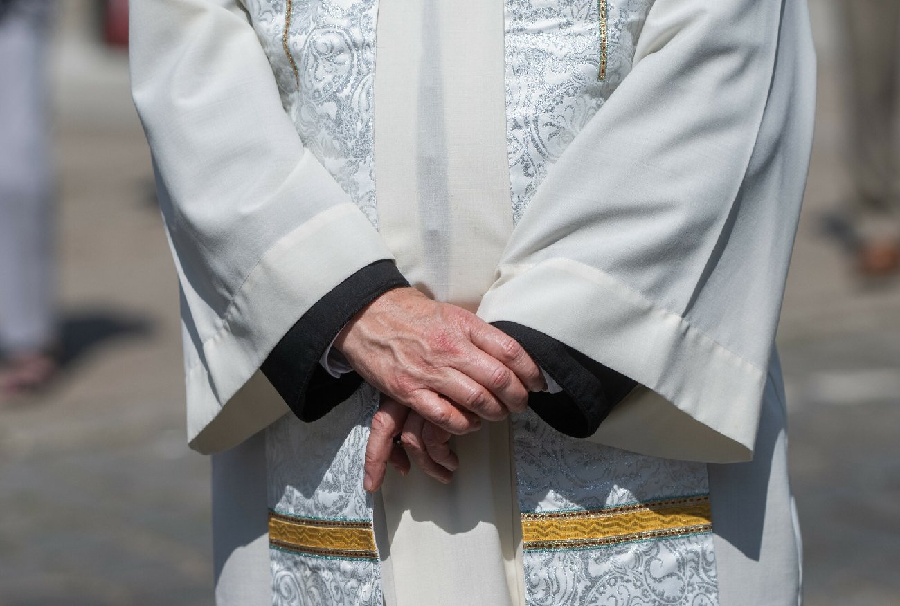 Ksiądz wyjaśnił, ile to "co łaska". Nawiązał do wartości alkoholu.