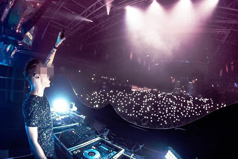 Skazany DJ jako Tom Swoon grywał na całym świecie. Powyższe zdjęcie pochodzi z festiwalu Tommorowland.