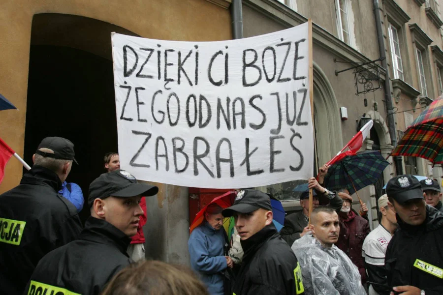 Przeciwnicy Bronisława Geremka chętnie dzielili się swoją radością po jego śmierci. To zdjęcie pochodzi z 2008 r. z pogrzebu prof. Geremka.