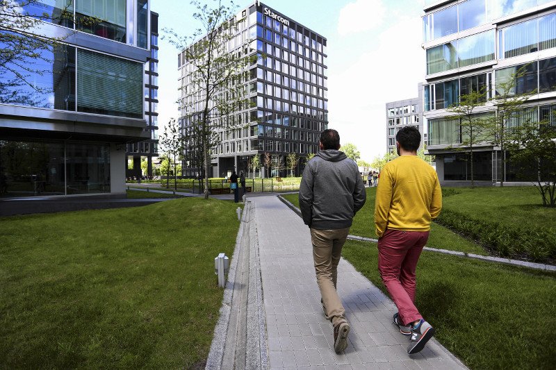 Pracownicy ze stolicy są lepsi, bo mają "warszawską aureolę". To efekt wyższych kompetencji