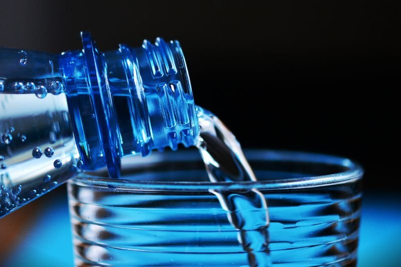 Pierwsza w butelka bez etykiety i w 100% z recyklingu