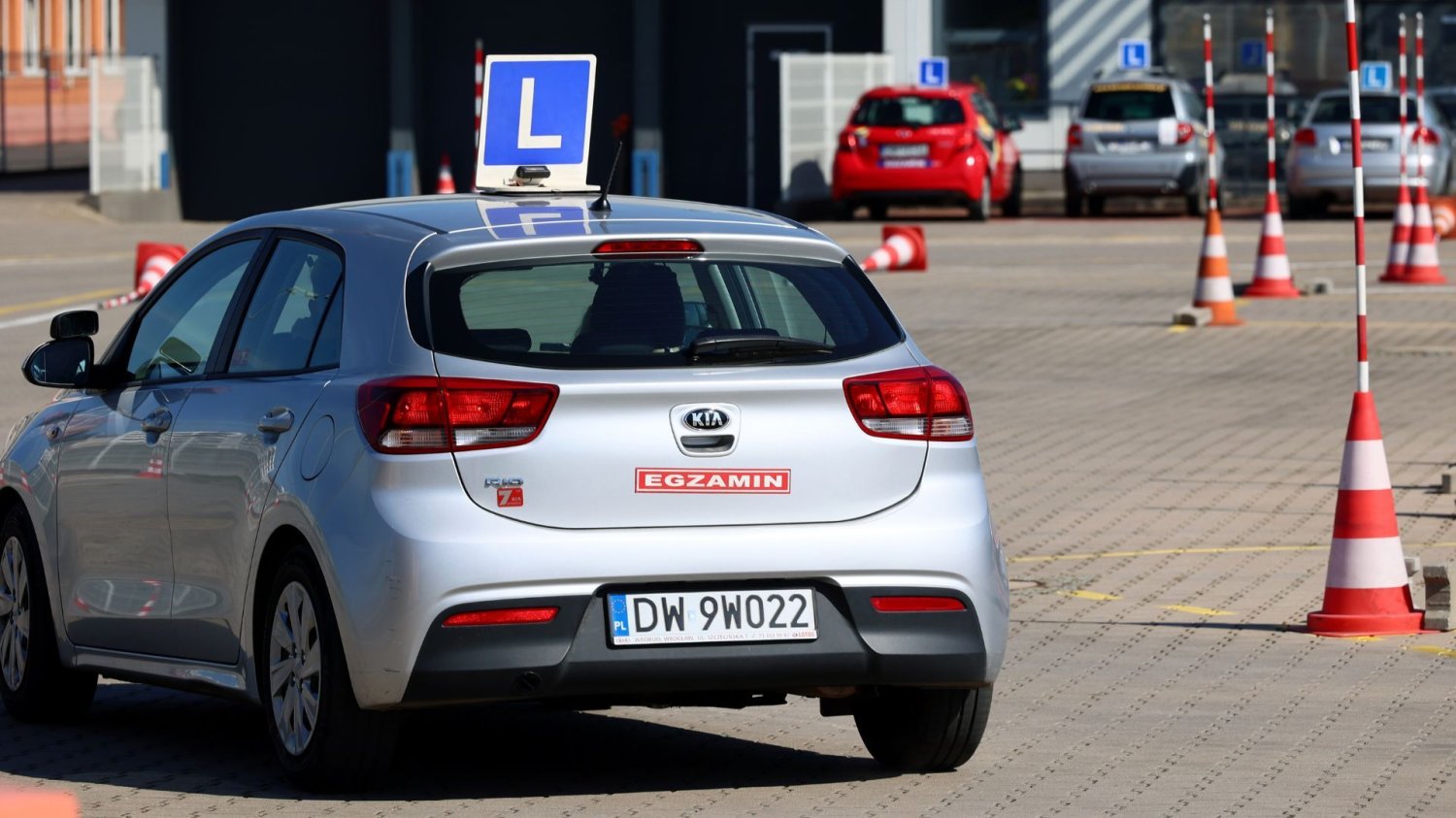 Nowe zasady egzaminu na prawo jazdy mogą zaskoczyć. Lepiej poćwicz swój refleks Ministerstwo Infrastruktury wprowadza rewolucje do WORD-ów – testy percepcji ryzyka i obowiązkowe symulatory jazdy.