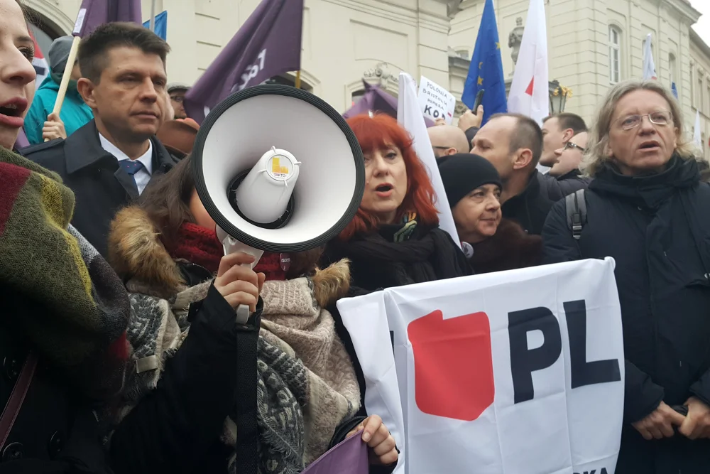 Coraz więcej osób gromadzi się pod Sejmem.