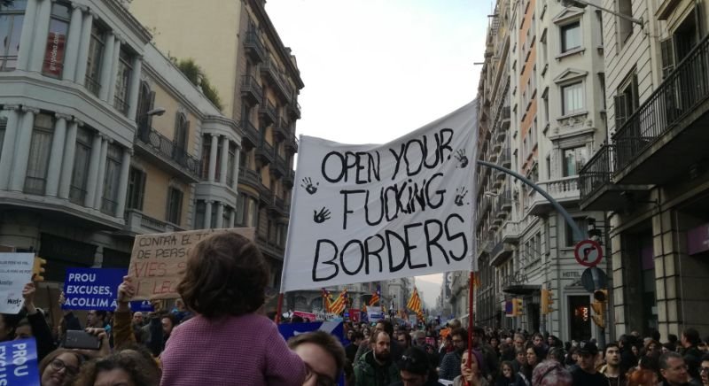 "Dziś i zawsze rasizmowi i bigoterii mówimy nie"- takie zdjęcie na Twitterze kilka godzin po katastrofie zamieścił jeden z Hiszpanów