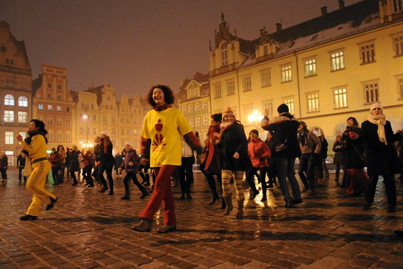 "Dlaczego protestujemy, tańczymy i powstajemy? Bo miliard kobiet na świecie w ciągu swojego życia doświadczy przemocy, w tym przemocy seksualnej". – pisała w naTemat Anna Dryjańska. Na zdjęciu – wrocławski rynek.