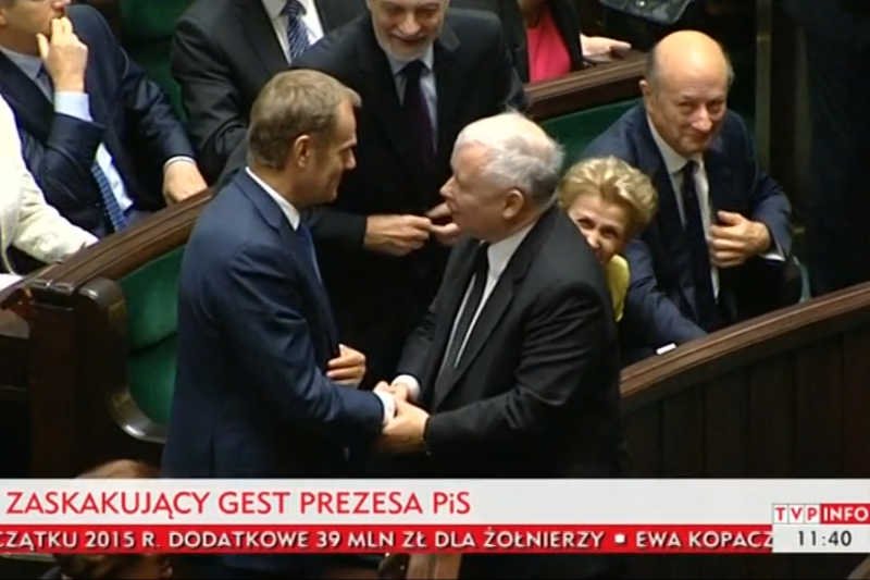 Podanie ręki i gratulacje wcale nie kończą konfliktu Kaczyński-Tusk.