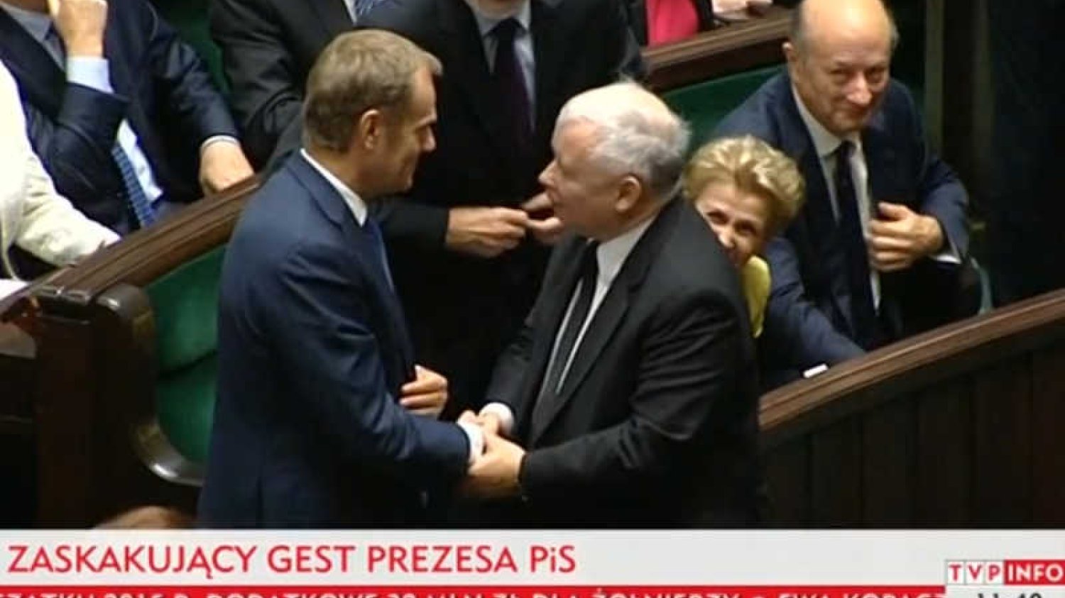Podanie ręki i gratulacje wcale nie kończą konfliktu Kaczyński-Tusk.