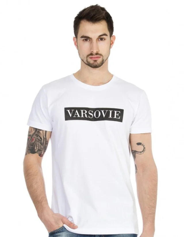 T-shirt od Lany Nguyen - 99 PLN.