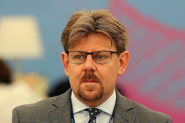 Piotr Misiło na Twitterze zamieścił symbol Polski Walczącej umieszczony na tęczowym tle.