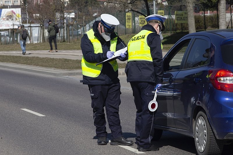 Krótszy czas rejestracji samochodu, pierwszeństwo pieszych na przejściach, wyższe kary za brak polisy OC. To tylko niektóre z przygotowanych na 2021 roku zmian w przepisach, z którymi powinni zapoznać się wszyscy kierowcy, aby uniknąć konsekwencji finanso