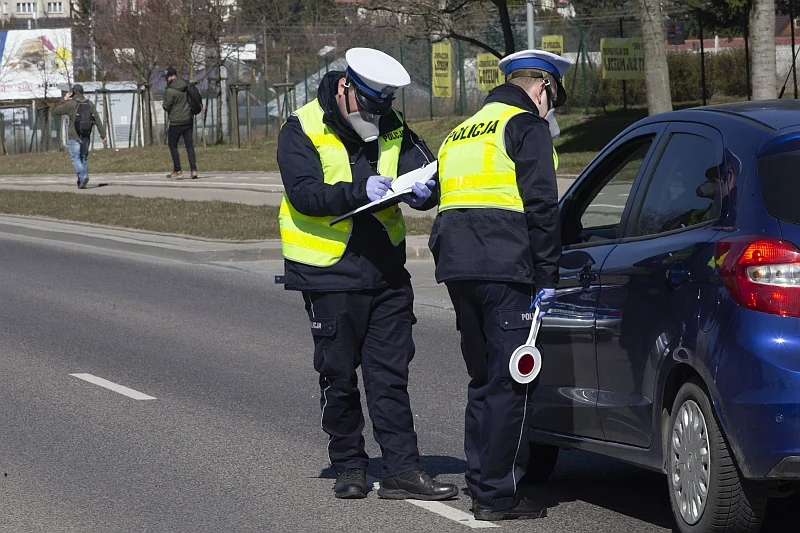 Krótszy czas rejestracji samochodu, pierwszeństwo pieszych na przejściach, wyższe kary za brak polisy OC. To tylko niektóre z przygotowanych na 2021 roku zmian w przepisach, z którymi powinni zapoznać się wszyscy kierowcy, aby uniknąć konsekwencji finanso