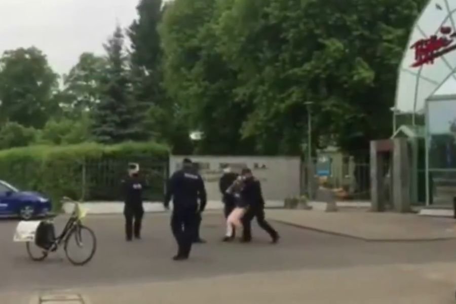 Policja zabrała do radiowozu kobietę, która stała pod siedzibą Trójką z transparentami