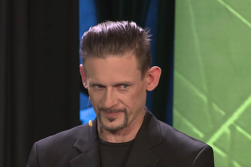 Michał Wójcik z kabaretu Ani Mru Mru zdradził, dlaczego każde z jego czworga dzieci ma inną matkę.