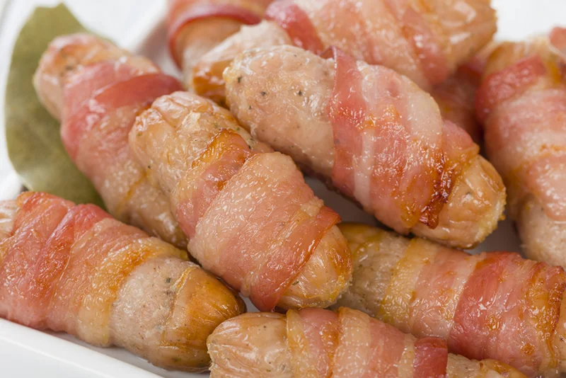 Pigs in blankets, czyli kiełbaski zawijane w boczek to tradycyjne angielskie danie świąteczne