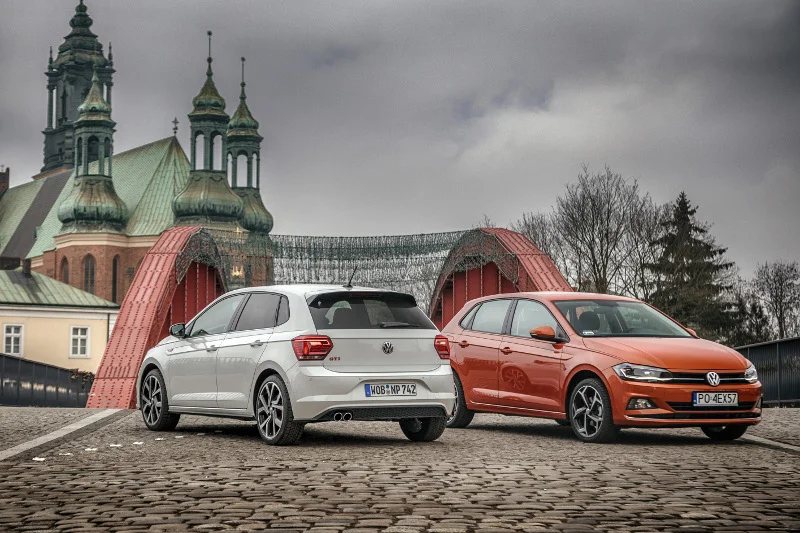 Na zdjęciu biały model to wersja Polo GTI z 200KM pod maską.
