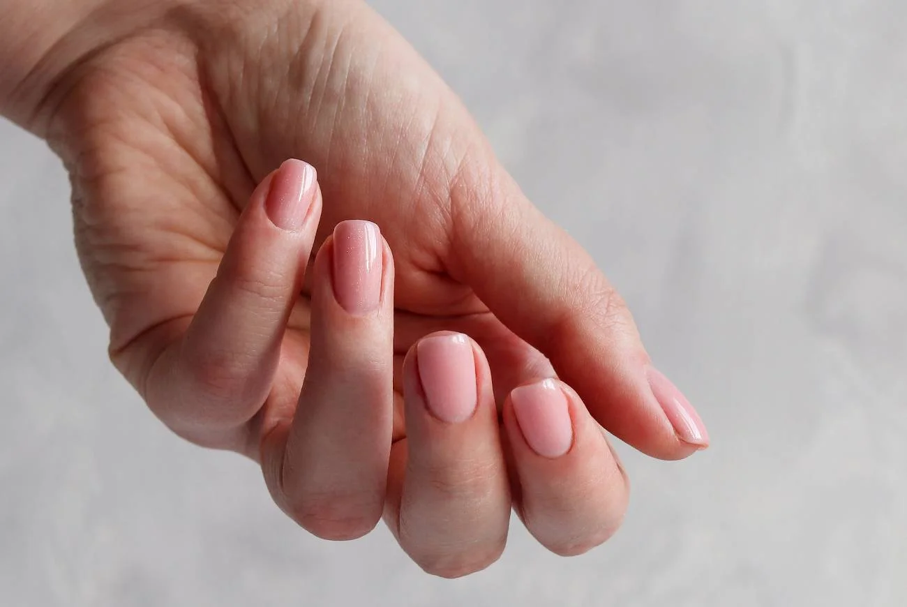 Sposób na lśniące paznokcie. Nail slugging zrobisz w domu