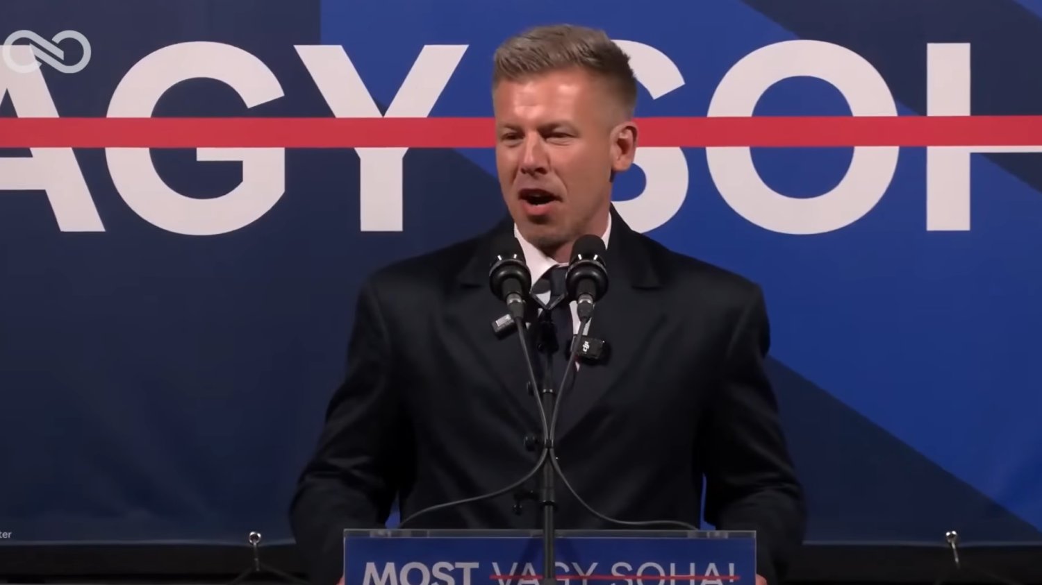 Péter Magyar w Polsce ma jasny cel. Zapowiada "powrót do normalności" po Orbánie Péter Magyar w trakcie przemówienia.