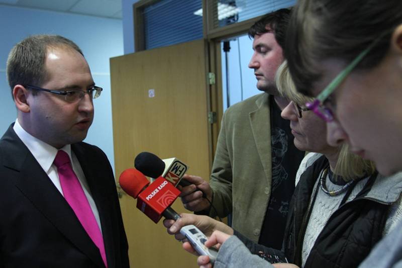 Adam Bielan udziela wywiadu przedstawicielom polskich mediów