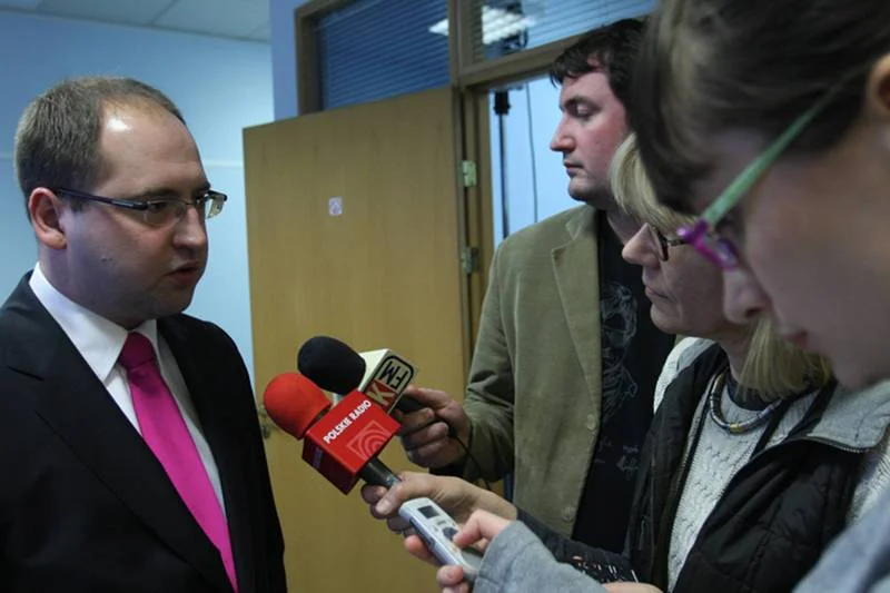 Adam Bielan udziela wywiadu przedstawicielom polskich mediów