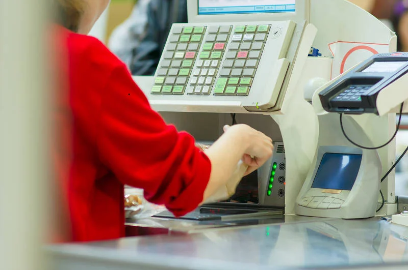 Krzesła dla kasjerek stoją pod [url=http://shutr.bz/1aoaxgz]kasą[/url] - dla niepoznaki