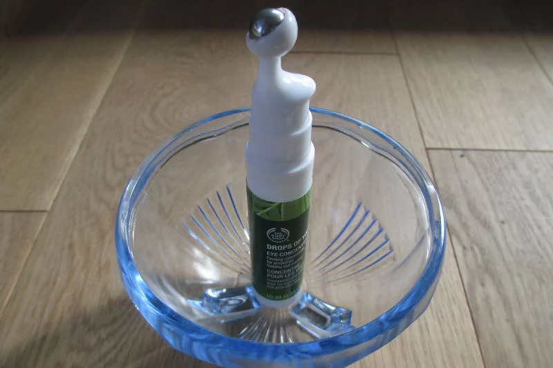 Krem pod oczy z chłodzącą kulką Drops of Youth Eye Concentrate The Body Shop