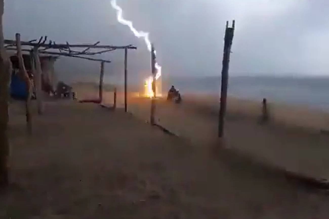 Piorun uderzył w dwójkę plażowiczów. Oboje zginęli na miejscu.