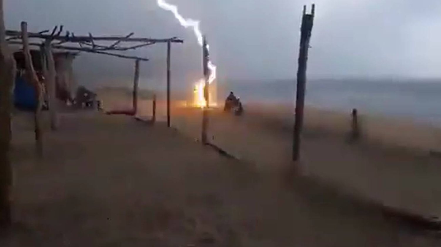 Piorun uderzył w dwójkę plażowiczów. Oboje zginęli na miejscu.