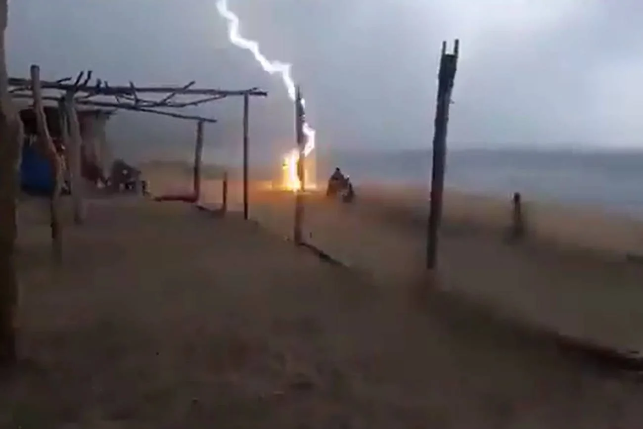 Piorun uderzył w dwójkę plażowiczów. Oboje zginęli na miejscu.