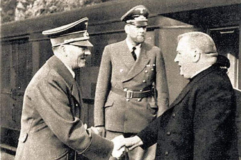 Przyjacielski uścisk dłoni między Hitlerem a ks. Tiso. Ambasador Szathmáry nie chciał mieć z tym sojuszem nic wspólnego.