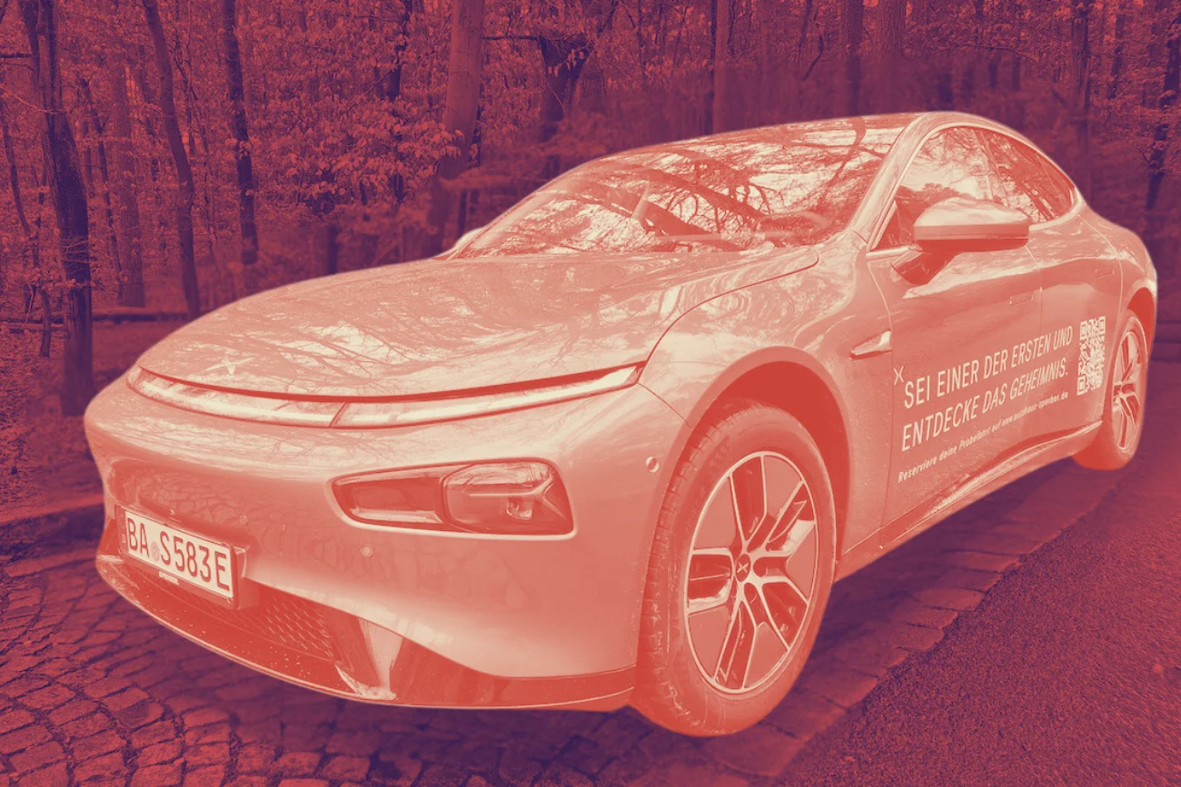 Chińska Tesla wjeżdża do Polski. Jako pierwsi sprawdzamy jej limuzynę o sportowym charakterze