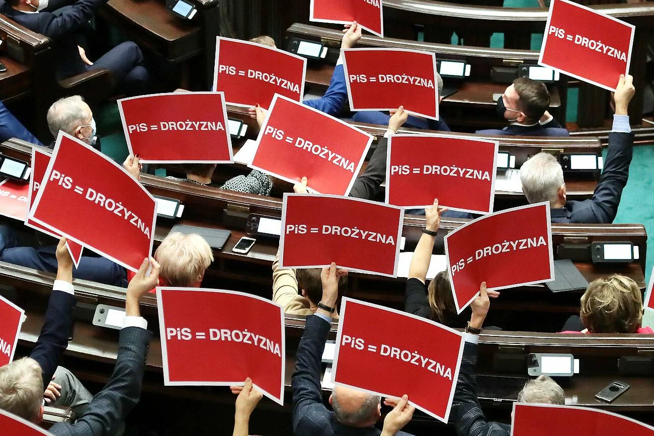 Nie brakuje komentarzy sugerujących, że PiS chciał lex TVN przykryć inne kwestie, takie jak np. wzrost cen energii i gazu.