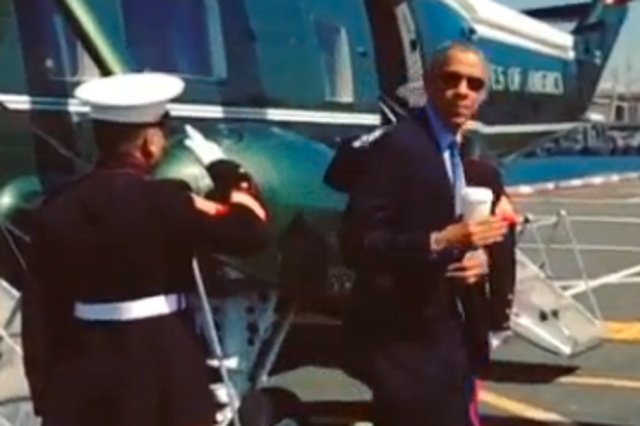 Barack Obama zasalutował żołnierzom, trzymając w dłoni kubek z kawą